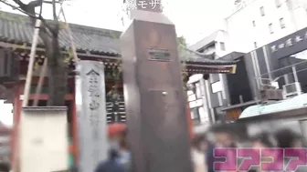 I Was Able To Do It With A Busty Married Woman Standing In Asakusa Kaminarimon For 1 Man Yen