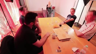 Deutsche Blondine Spielt Flaschen Drehen