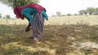 Bahar Khet Me Kam Rahi Ghar Le Ja Ke Salwar Khol Ke Choda