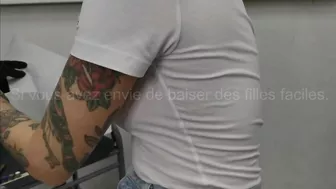 Un Couple Fait Du Sexe En Public Dans Le Magasin De Tatouage