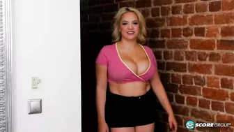 Lilly Carol: Voluptuous Curves & Huge Tits