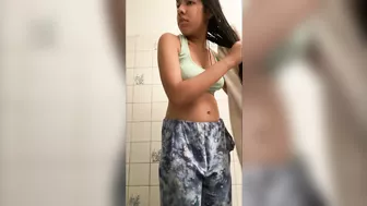 Fuckable Booty In Sweatpants And Sports Bra - Amateur Girlfriend Cute Butt Homemade Video - Nice Ass