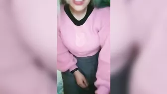 Chica Delgada Con Tetas Naturales Desvistiendose