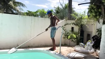 Limpador De Piscina Era Novinho E Eu Fiquei Louca De Tesão Quis Dar Para Ele