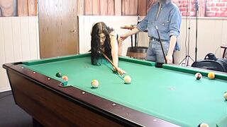 Geile Dark Haired Veliert Beim Billiard Und Bekommt Die Kugel Inside Die Twat