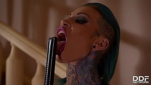 Queen Calisi Ink's Enormous Dildo Stretches Her Gaping Pussy