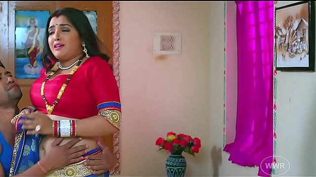 Seductive Indian Aunty Shows Off Her Hot Navel In Bhojpuri Song