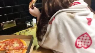 Il Me Prend Par Surprise Pendant Que Je Mange Ma Pizza (Footjob)