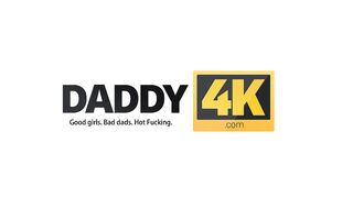 Daddy4K. Ragazze Forate Da Mamme Esperte Amante Mentre Lei È Al Lavoro