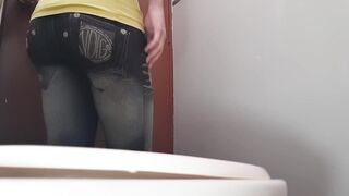 Sexy Pack Peeing. Big Ass And Cute Pussy