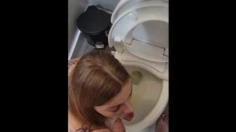 Thirsty For Piss, Redhead Laps Up Streaming Piss With Tongue On Knees By Toilet