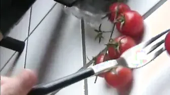 Deutsche Fettsau Stopft Sich Tomaten In Die Fotze