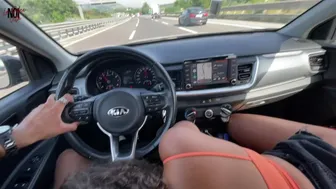 Gli Succhio Il Cazzo In Autostrada In Pieno Giorno, Con Il Culo Da Fuori E Le Auto Che Passano