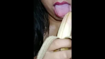 Practicando En Banana Para Mamarle La Verga De Mi Novio