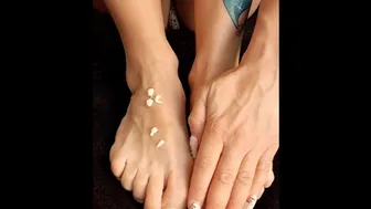 Rubbing Cream On My Little Feet/ Frotando Crema En Mis Pequeños Pies