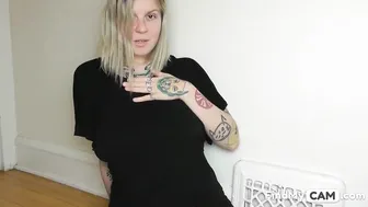 Hot Tattooed Slut Fucks Her Pussy And Ass At The Same Time