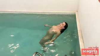 Couple Fucking In The Pool Until The Husband Comes In His Girl's Mouth