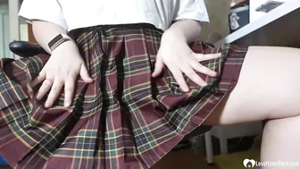 Schoolgirl Flicks Her Bean After Her Classes