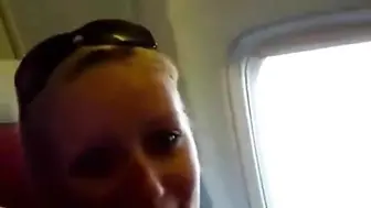 Blondine Bläst In Einem Flugzeug