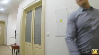 Hunt4K. Blond In Strümpfen Und Hemd Ist Bereit Für Sex, Um Geschäft Abzuschließen