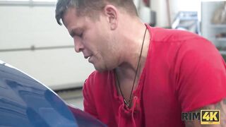 Rim4K. Well-Rounded Hottie Tastes Asshole Of Tired Car Mechanic