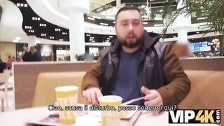 Vip4K. Un Uomo Incontra Il Dolce Zenzero Al Centro Commerciale E La Scopa Per Soldi