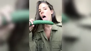 Israeli Solider Suck Cucumber חיילת ישראלית מוצצת מלפפון (Onlyfans-Spicykween)