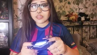 Latina Jugando Pierde En Fifa Y Se Empieza A Masturbar Joi