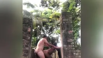 Culiando En Una Finca Abandonada