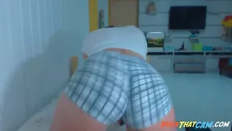 Big-Ass Latina Babe Shakes Her Booty Close-Up On Webcam