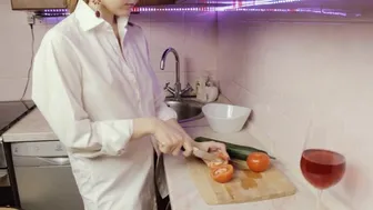 Solo Female Cums In Kitchen With Veggie