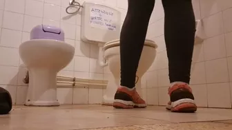 Farts And Pee In The Broken Toilet 4K