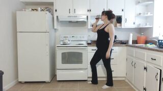 Bizarropornos.com - Bloated Kitchen Pee Play