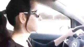 Female Uber Driver Gives Her Passenger A Handjob